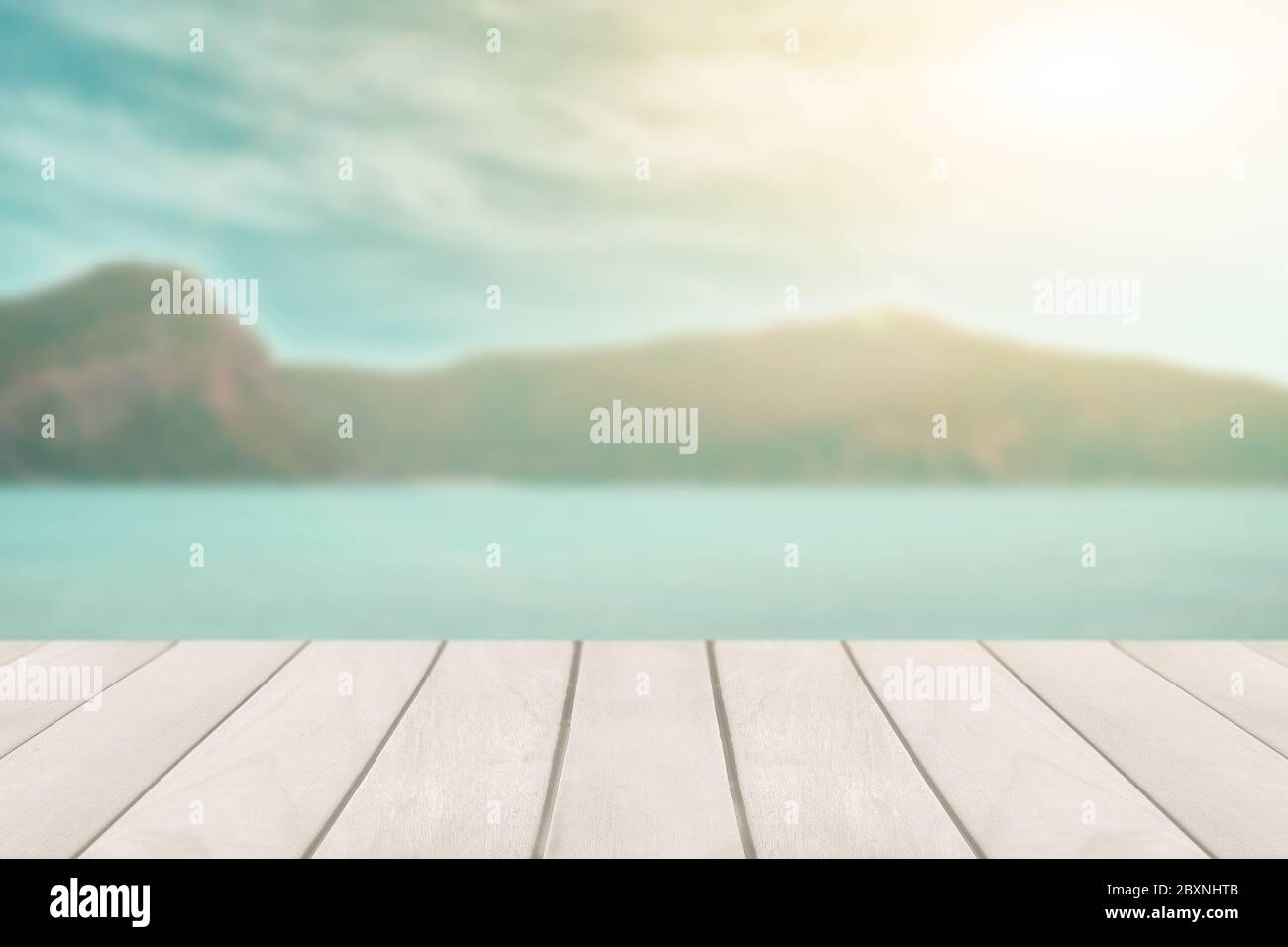 Prospettiva vuota tavolo bianco in legno sulla parte superiore sfocatura sfondo stagcape. Per la visualizzazione o il layout del progetto dei prodotti di montaggio. Foto Stock