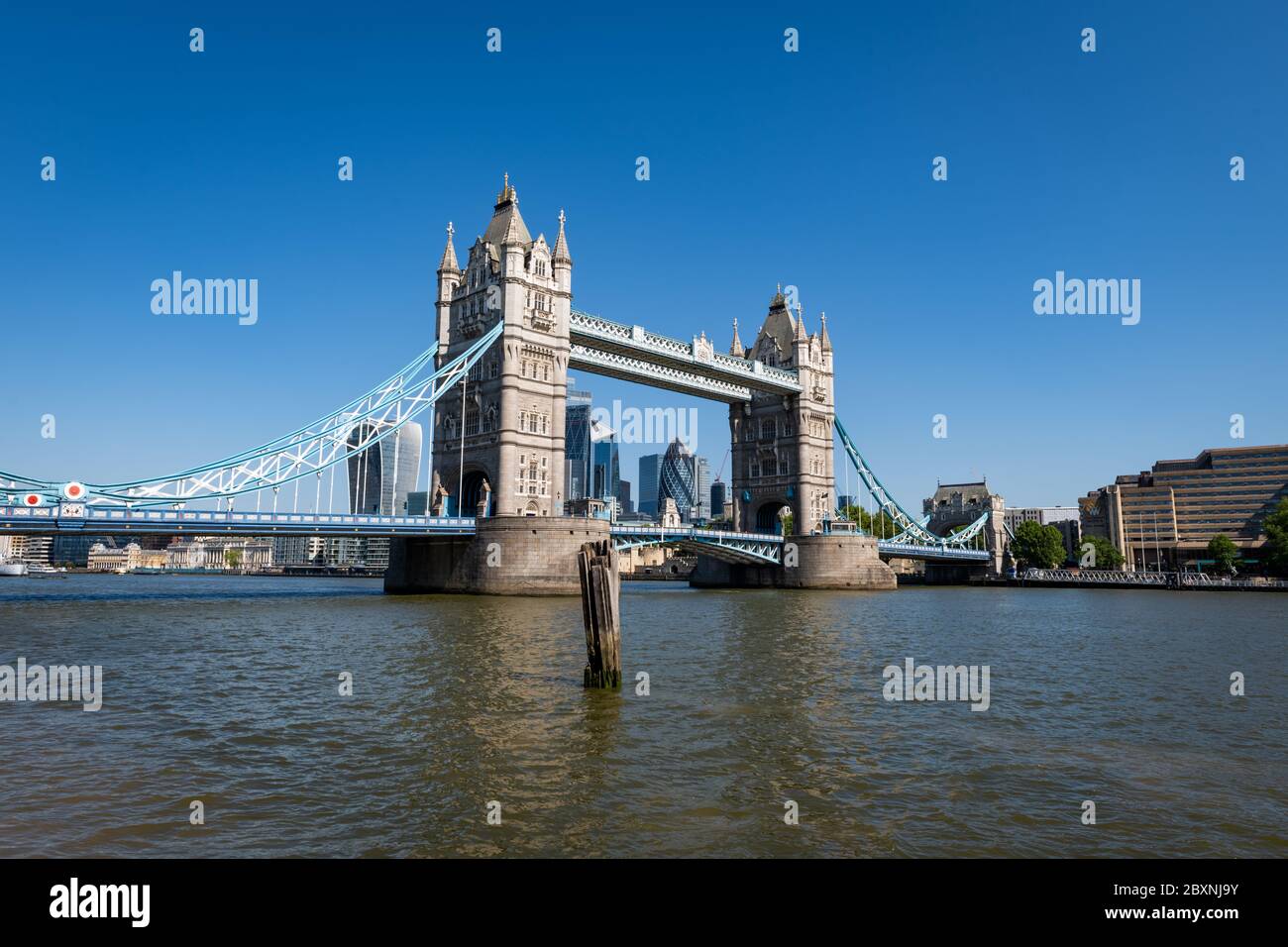 London Tower Bridge visto dal lato est della sponda sud del Tamigi. Foto Stock