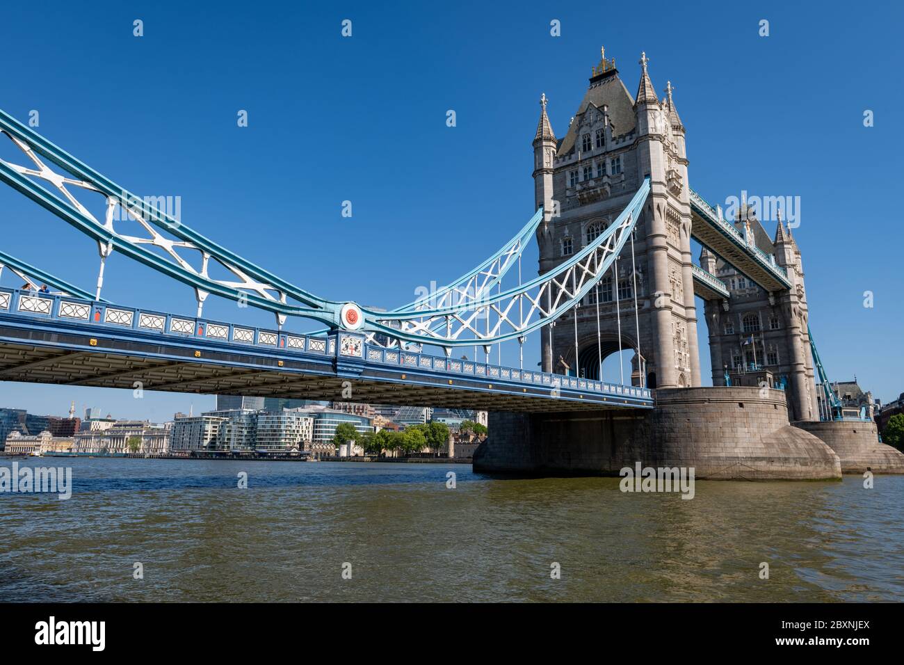 London Tower Bridge visto dal lato est della sponda sud del Tamigi. Foto Stock