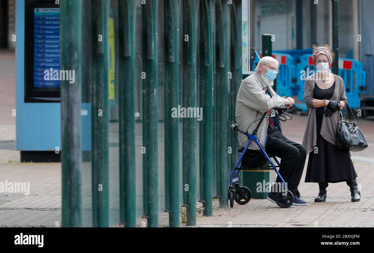 Bournemouth, Regno Unito. 8 giugno 2020. I passeggeri che indossano maschere aspettano presso una fermata dell'autobus nel centro di Bournemouth. Credit: Richard Crease/Alamy Live News Foto Stock
