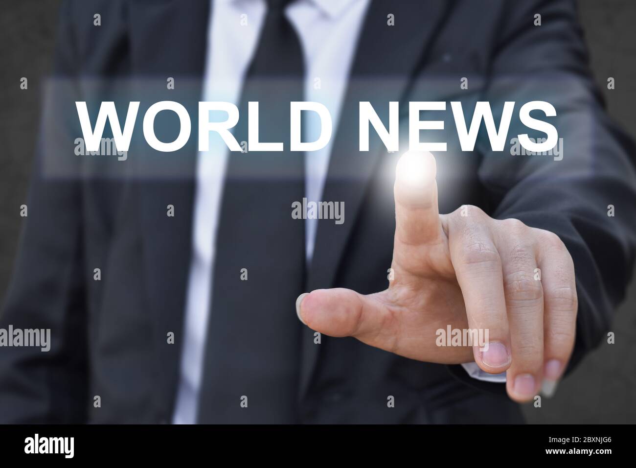 Mano di uomo d'affari premendo il tasto mondo di notizie. Idea per il business, la tecnologia e Internet. Foto Stock