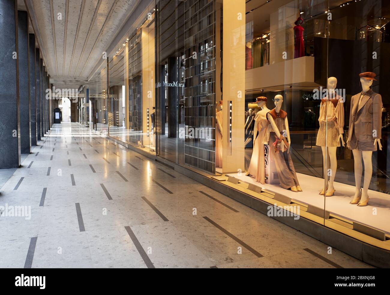 Negozi di moda chiusi in via Vittorio Emanuele, durante la chiusura a causa del Coronavirus, a Milano. Foto Stock