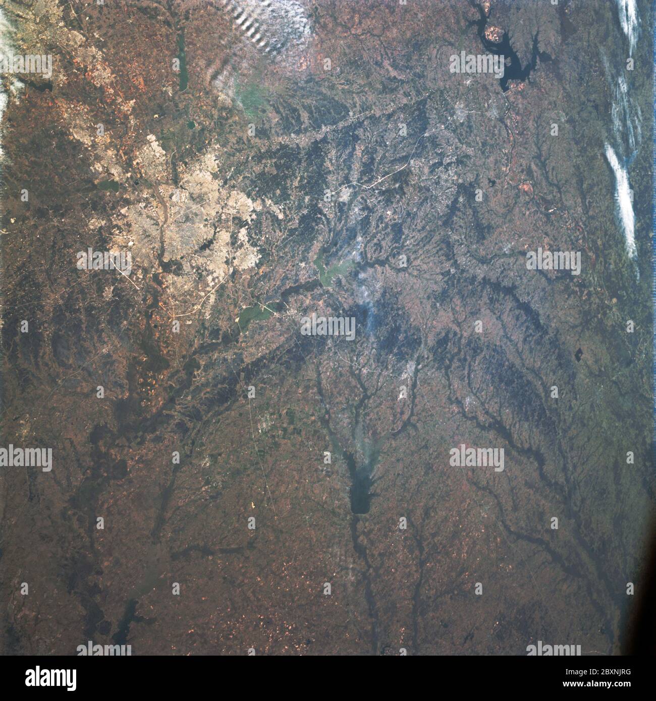 AS09-23-3586 - Apollo 9 - immagine missione Apollo 9 - osservazione della Terra - Texas; ambito e contenuto: Il database originale descrive questo come: Descrizione: Osservazione della Terra obliqua presa dall'equipaggio Apollo 9. La vista è Dallas, ft. Worth, lago Texoma, lago Tawakoni in Texas. Il caricatore di pellicola era D, il tipo di pellicola era SO-368 Ektachrome con 0.460 - 0.710 micrometri film / risposta di trasmittanza del filtro e filtro di foschia, lente di 80mm. La latitudine era di 33.08 N per Longitudine 96.11 W, la sovrapposizione era del 10%, le miglia di altitudine erano di 102 e la copertura nuvolosa era dello 0%. Oggetto: Volo Apollo 9, osservazioni sulla Terra (dallo spazio) Categoria Foto Stock