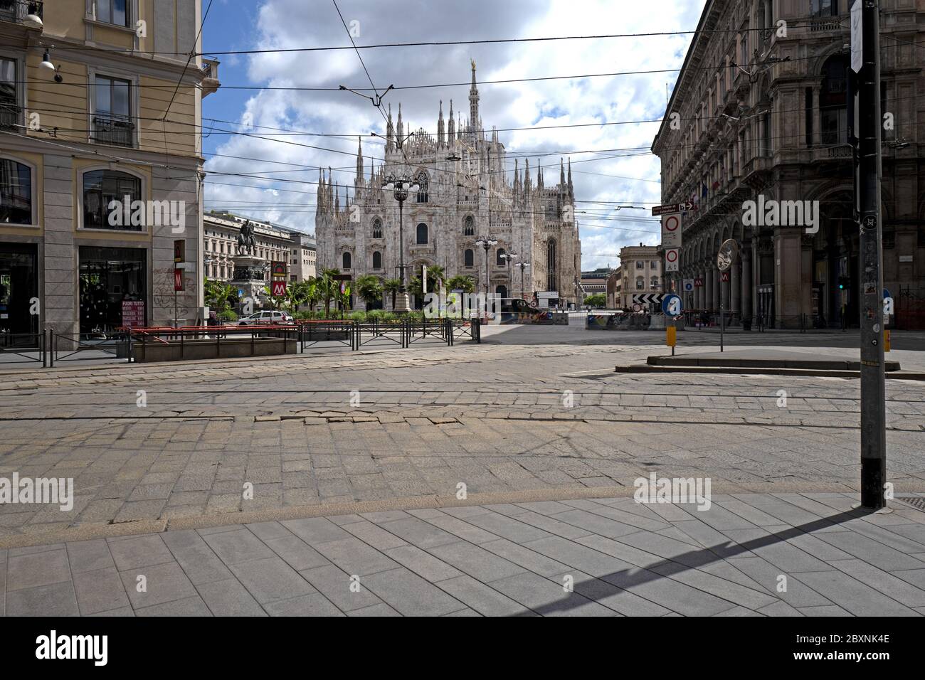 Il centro desertico della città con la Cattedrale del Duomo durante il blocco dovuto all'emergenza Covid-19, a Milano. Foto Stock