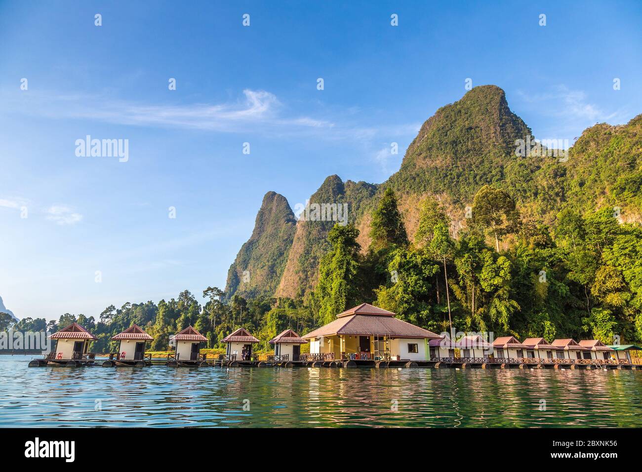 Bungalow tradizionali thailandesi al lago Cheow LAN, la diga di Ratchaprapha, il Parco Nazionale di Khao Sok in Thailandia in una giornata estiva Foto Stock