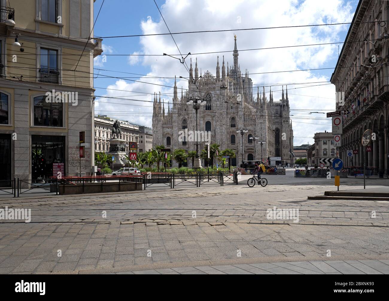 Il centro desertico della città con la Cattedrale del Duomo durante il blocco dovuto all'emergenza Covid-19, a Milano. Foto Stock