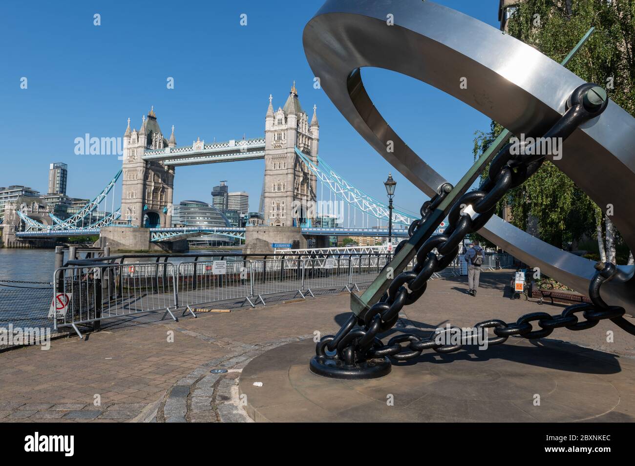 Il pezzo dell'orologio scultura del meridiana sulla riva nord del Tamigi con vista del Tower Bridge sullo sfondo. Foto Stock