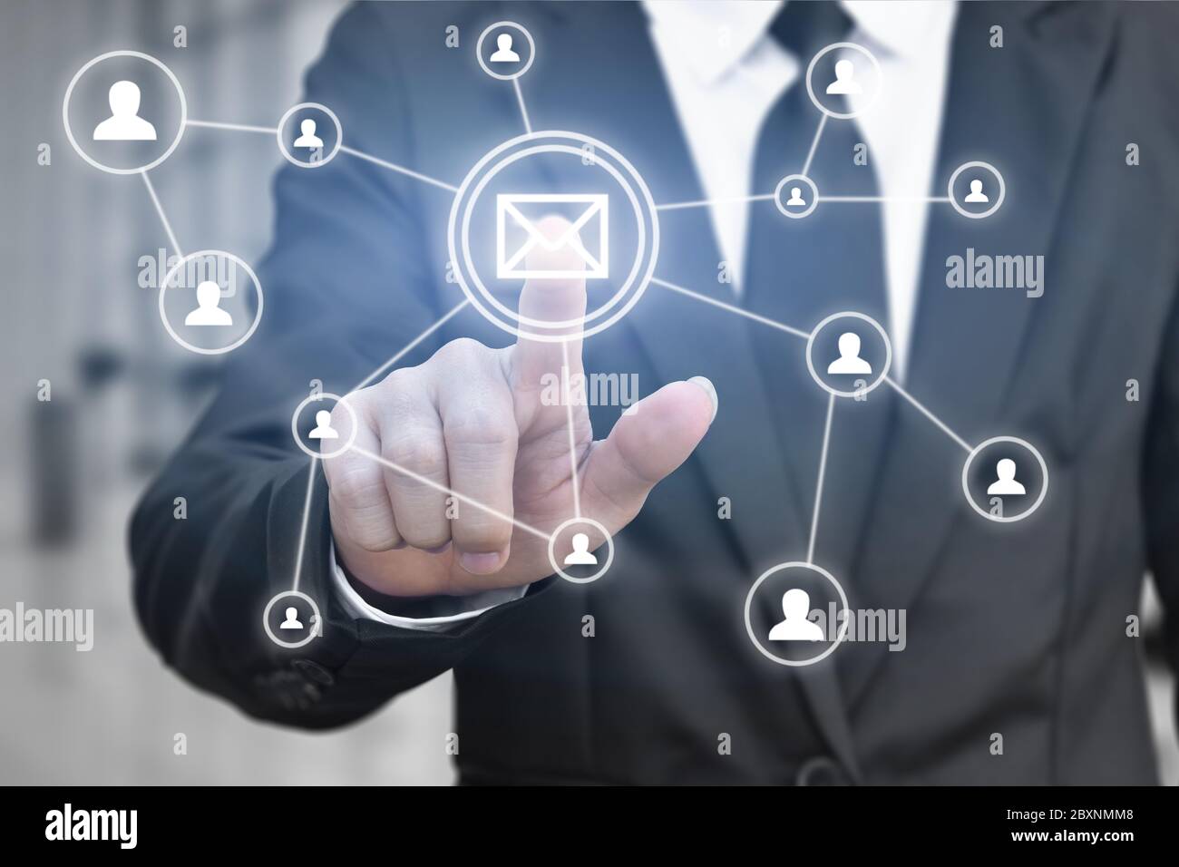 Mano dell'uomo d'affari premere l'icona del pulsante e-mail sullo schermo virtuale per la connessione di rete. Idea per la comunicazione di contatto in affari. Foto Stock