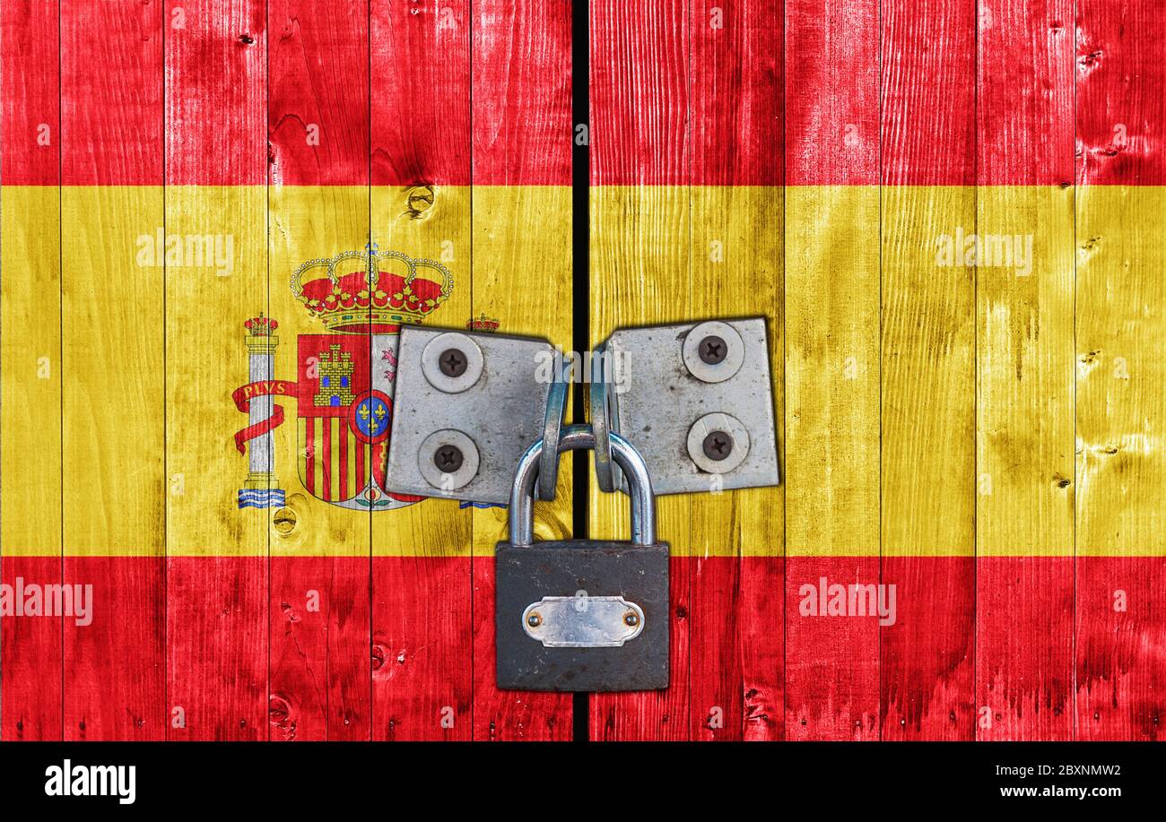 Bandiera spagnola sulla porta con lucchetto Foto stock - Alamy