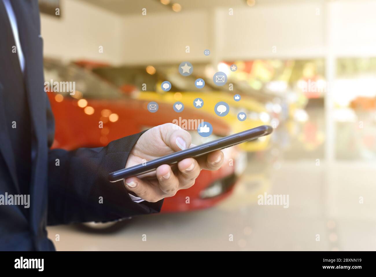 Primo piano delle mani di un uomo d'affari utilizzando lo smartphone mobile con l'icona dei social media. Idea per il business, il marketing online e la tecnologia. Foto Stock