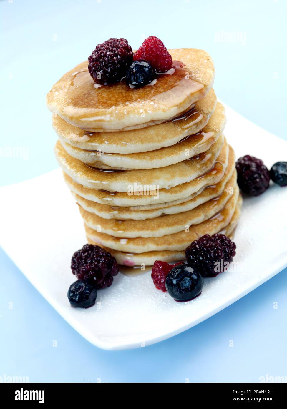 I pancake freschi isolata contro uno sfondo blu Foto Stock