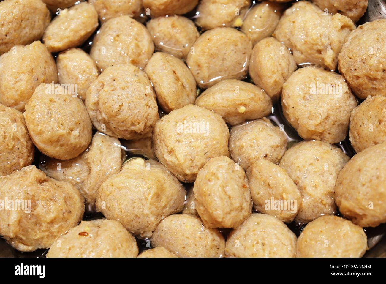 Proteina di soia pezzi utilizzati in vegetariani e vegani cibo, isolato su uno sfondo bianco Foto Stock
