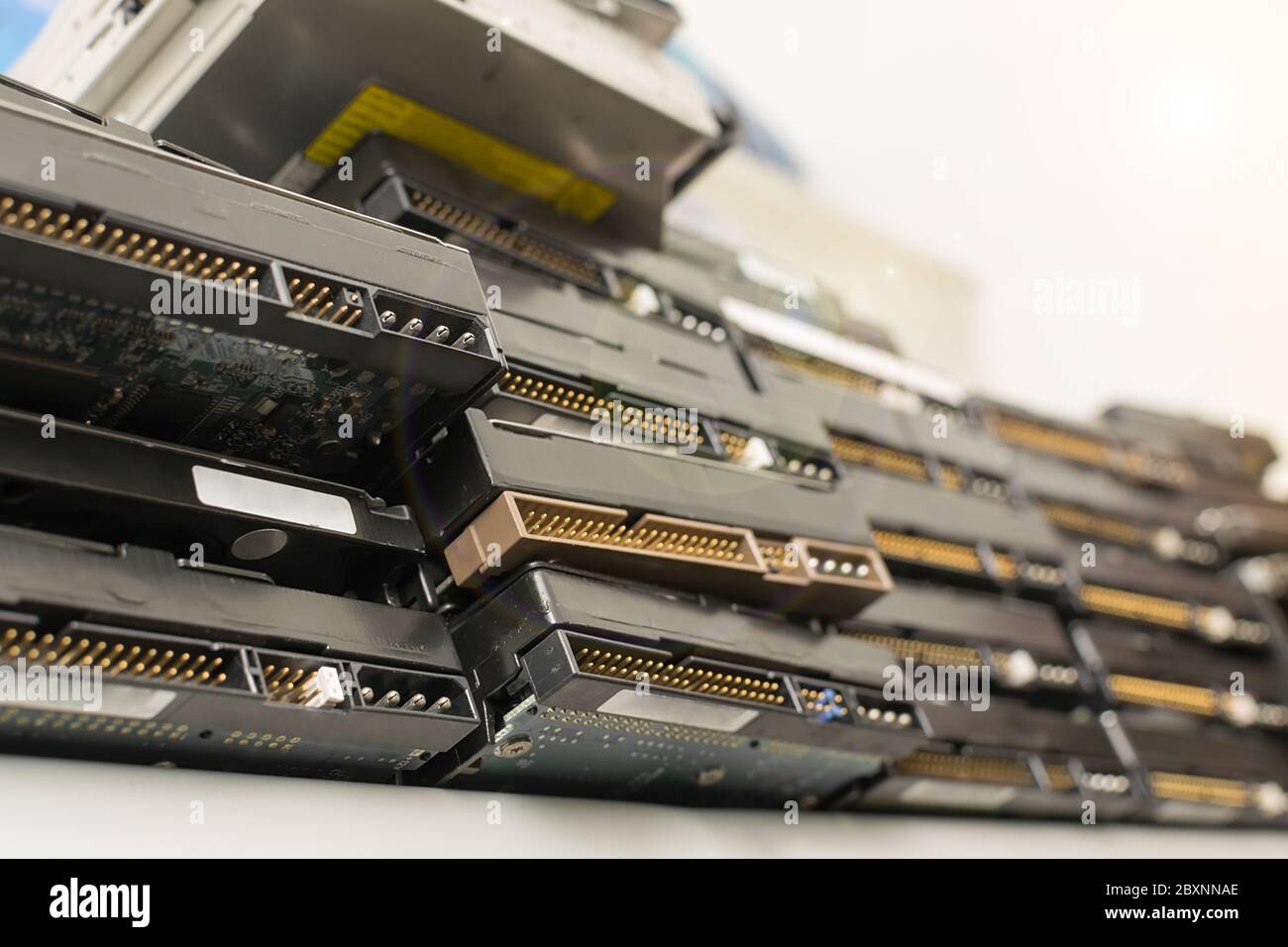 molti dischi rigidi del computer si trovano sullo scaffale superiore del rack sullo sfondo del soffitto bianco Foto Stock