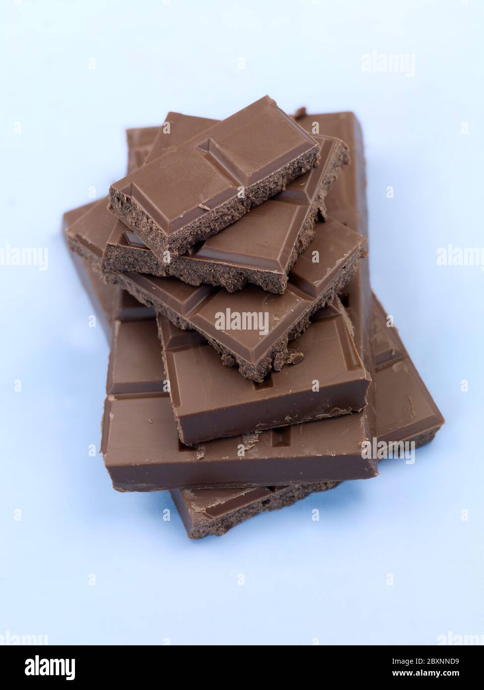 Confezionati cioccolato cottura isolata contro uno sfondo blu Foto Stock