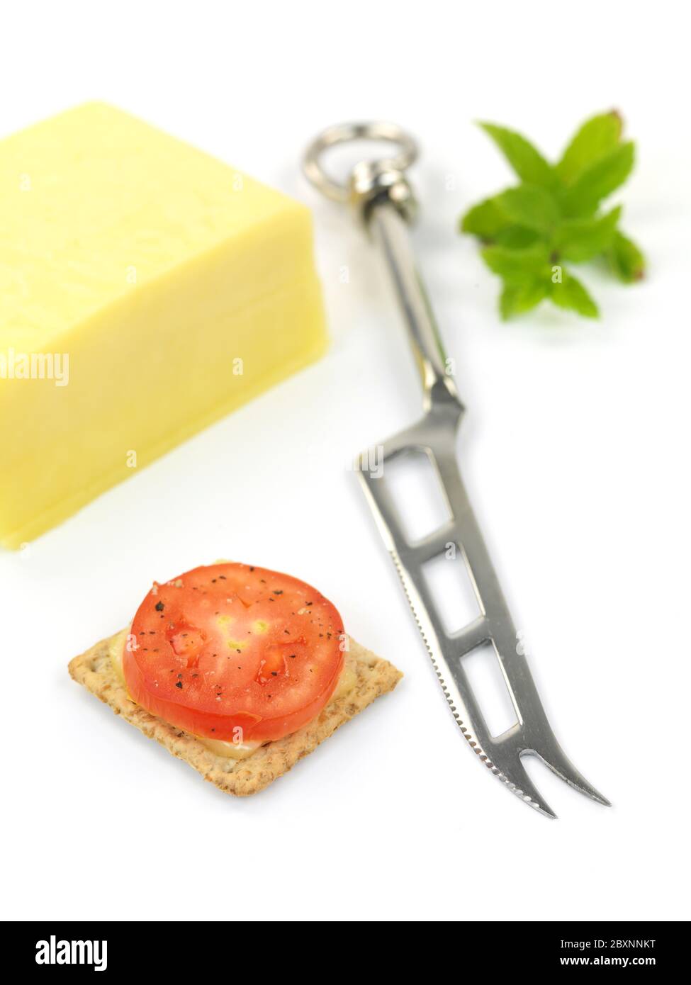 Cracker salati isolati su sfondo bianco Foto Stock