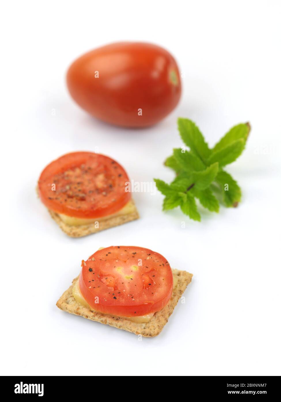 Cracker salati isolati su sfondo bianco Foto Stock