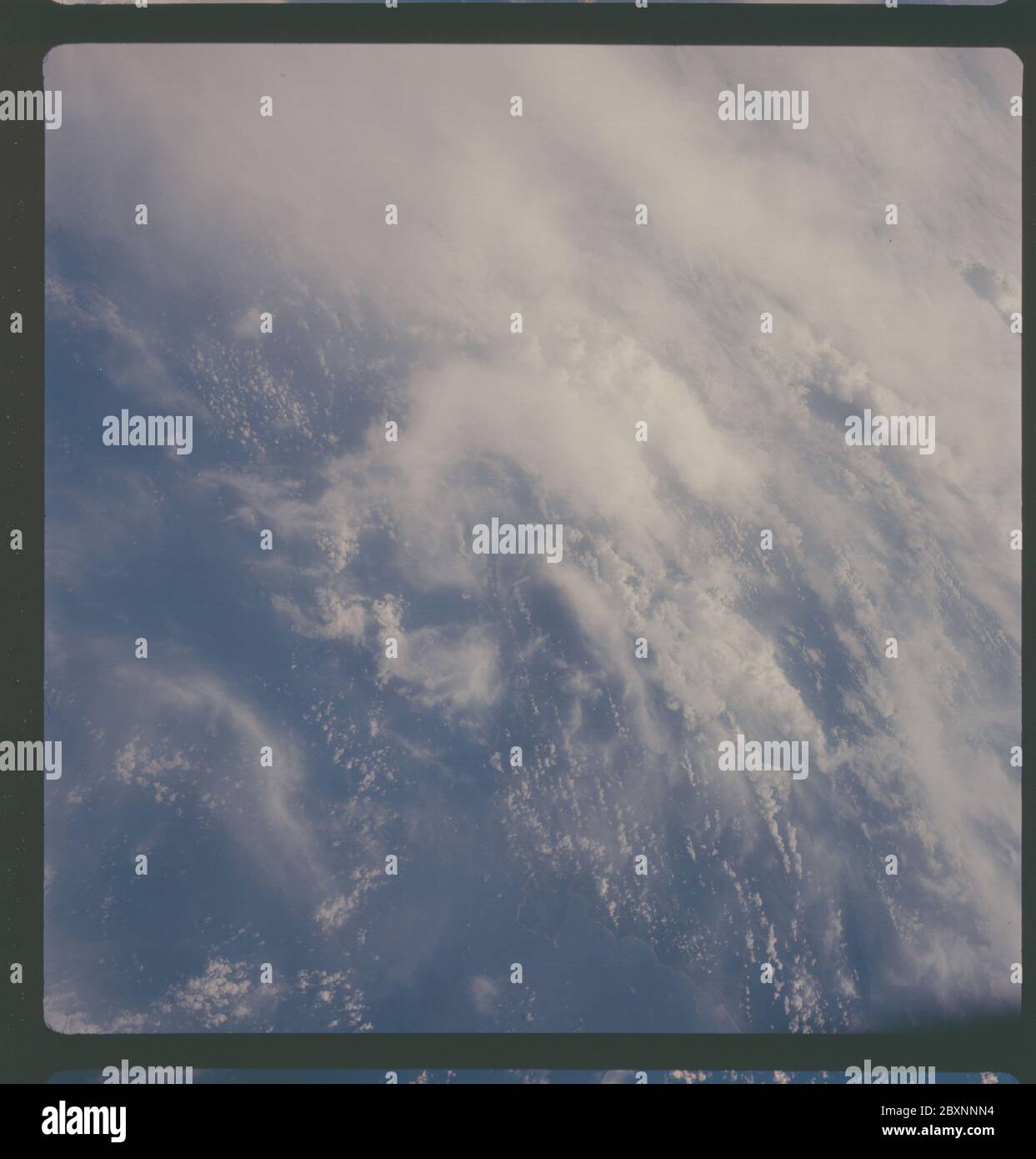 AS07-05-1669 - Apollo 7 - Missione Apollo 7, Isole Filippine, costa settentrionale di Samar; scopo e contenuto: Il database originale descrive questo come: Descrizione: Apollo 7, Isole Filippine, costa settentrionale di Samar. Scuro, basso obliquo. Copertura cloud 80%. Latitudine: Altitudine: 125 miglia. 12 gradi, 16' Nord, Longitudine: 125 gradi 20' Est. La rivista originale è stata etichettata Q. Camera Data: Hasselblad 500-C; obiettivo: Zeiss Planar,F/2.8,80mm; tipo di pellicola: Kodak SO-121,Aerial Ektachrome; filtro: Wratten 2A. Data del volo: 11-12 ottobre. 1968. Oggetto: Volo Apollo 7, osservazione della Terra (dallo spazio), Foto Stock