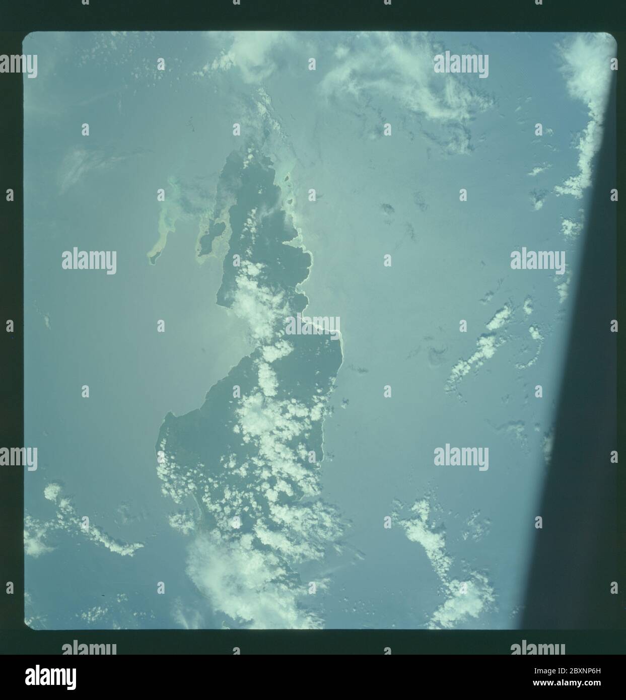 AS07-04-1607 - Apollo 7 - Missione Apollo 7, Isole Schouten-Eilanden; ambito e contenuto: Il database originale descrive questo come: Descrizione: Apollo 7, Isole Schouten-Eilanden. Piccoli insediamenti sparsi lungo la costa. Quasi verticale. Copertura nuvole: 22%; altitudine: 115 miglia. Latitudine: 0 gradi, 43' Nord, Longitudine: 135 gradi 48' Ovest. La rivista originale è stata etichettata N. Camera Data: Hasselblad 500-C; obiettivo: Zeiss Planar,F/2.8,80mm; tipo di pellicola: Kodak SO-368, Ektachrome; filtro: Nessuno. Data del volo: 11-12 ottobre. 1968. Oggetto: Volo Apollo 7, osservazione della Terra (dallo spazio) Cat Foto Stock