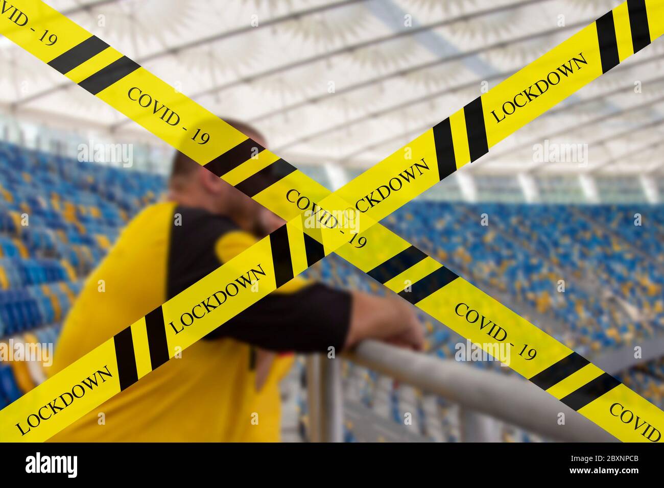 Chiusura dello stadio. Nastri pericolosi sullo sfondo dei cavalletti da calcio, nastri pericolosi o di avvertimento. Foto Stock