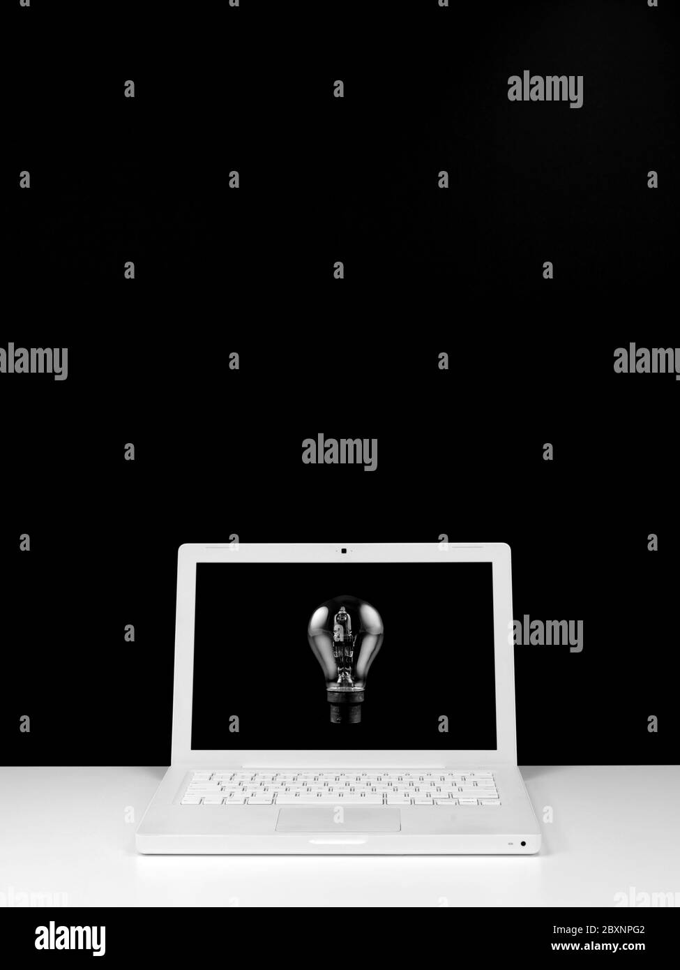 Una scrivania da ufficio contemporanea con sfondo nero Foto Stock