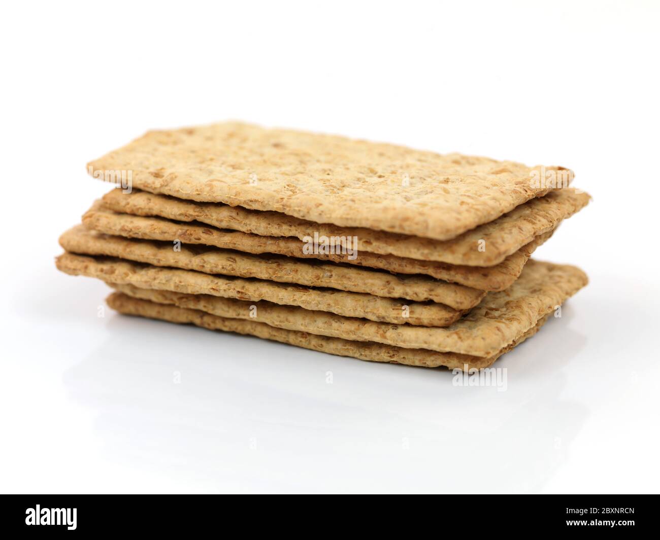 Cracker salati isolati su sfondo bianco Foto Stock