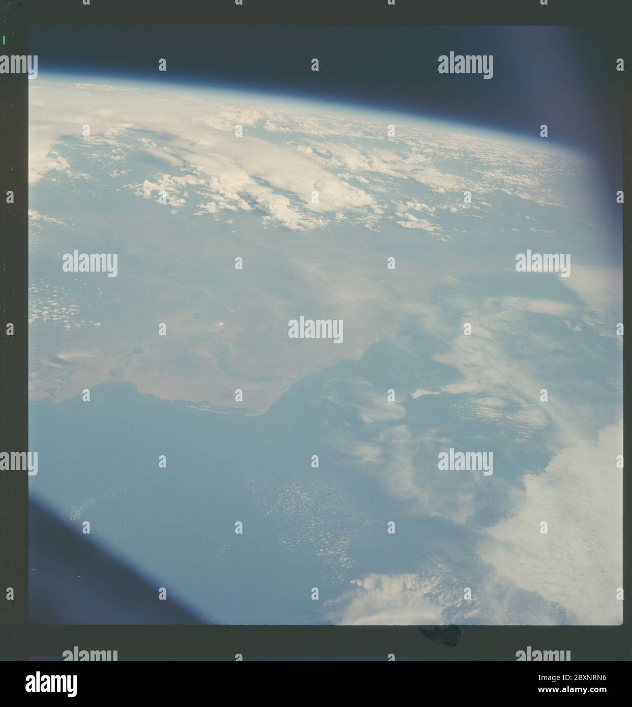 AS07-07-1869 - Apollo 7 - Missione Apollo 7, Africa, Angola; ambito e contenuto: Il database originale descrive questo come: Descrizione: Apollo 7,Angola, Costa a Luanda,Rio Cuanza,Golfo di Guinea. Obliquo alto. Arto di terra visibile. Copertura nuvolosa 27%%.altitudine: 98 miglia. Latitudine: 9 gradi 37' Sud, Longitudine: 13 gradi 22' Est. La rivista originale è stata etichettata S. Camera Data: Hasselblad 500-C; obiettivo: Zeiss Planar,F/2.8,80mm; tipo di pellicola: Kodak SO-121,Aerial Ektachrome; filtro: Wratten 2A. Data del volo: 11-12 ottobre. 1968. Oggetto: Volo Apollo 7, osservazione della Terra (dallo spazio), Africa, Ang Foto Stock