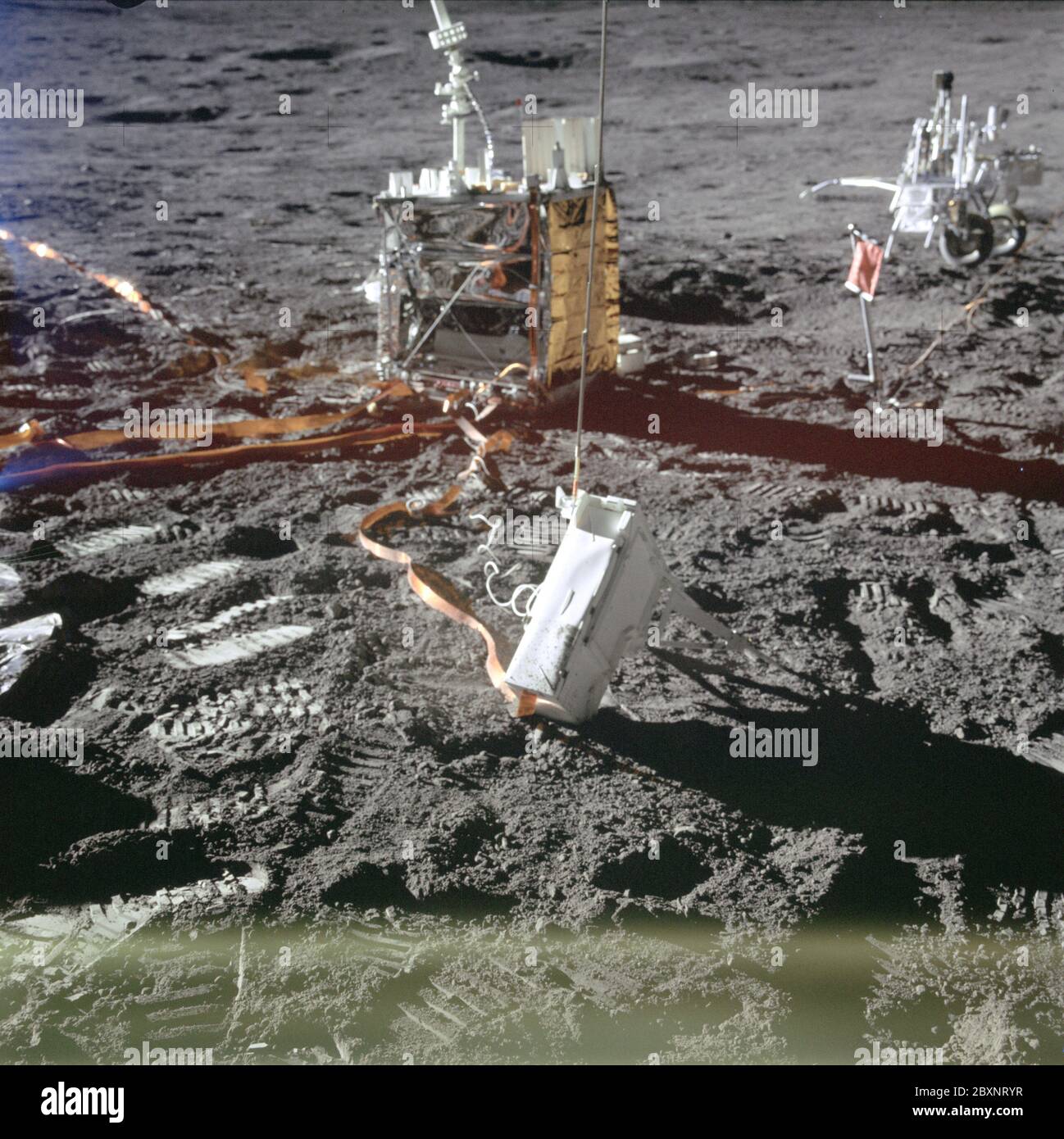 AS14-67-9361 - Apollo 14 - immagine missione Apollo 14 - Vista della stazione ALSEP; ambito e contenuto: Il database originale descrive questo come: Descrizione: L'esperimento sismico attivo (ASE) genera onde sismiche con esplosioni controllate e monitora la risposta per fornire dati sulla stratificazione dei materiali sotto la superficie lunare. Le immagini sono state scattate dagli astronauti Shepard e Mitchell durante l'EVA 1 della missione Apollo 14. La rivista originale di film è stata etichettata JJ, il tipo di pellicola era S0168 (inversione di colore ad alta velocità, interno/superficie), lente da 60 mm con un'elevazione del sole di 12 gradi. Termine oggetto Foto Stock