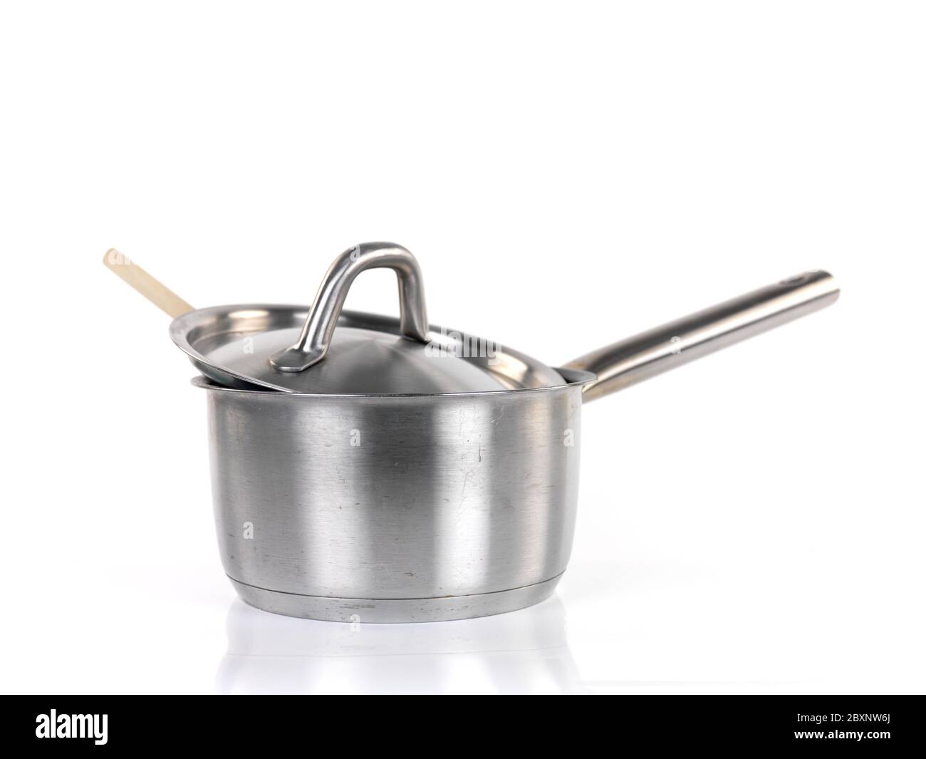 Pentole e padelle isolate su uno sfondo bianco Foto Stock