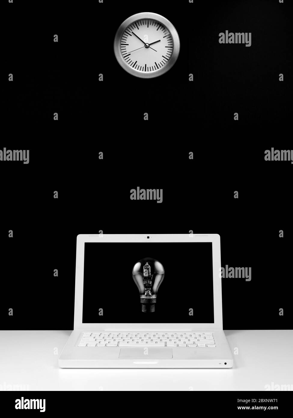 Una scrivania da ufficio contemporanea con sfondo nero Foto Stock