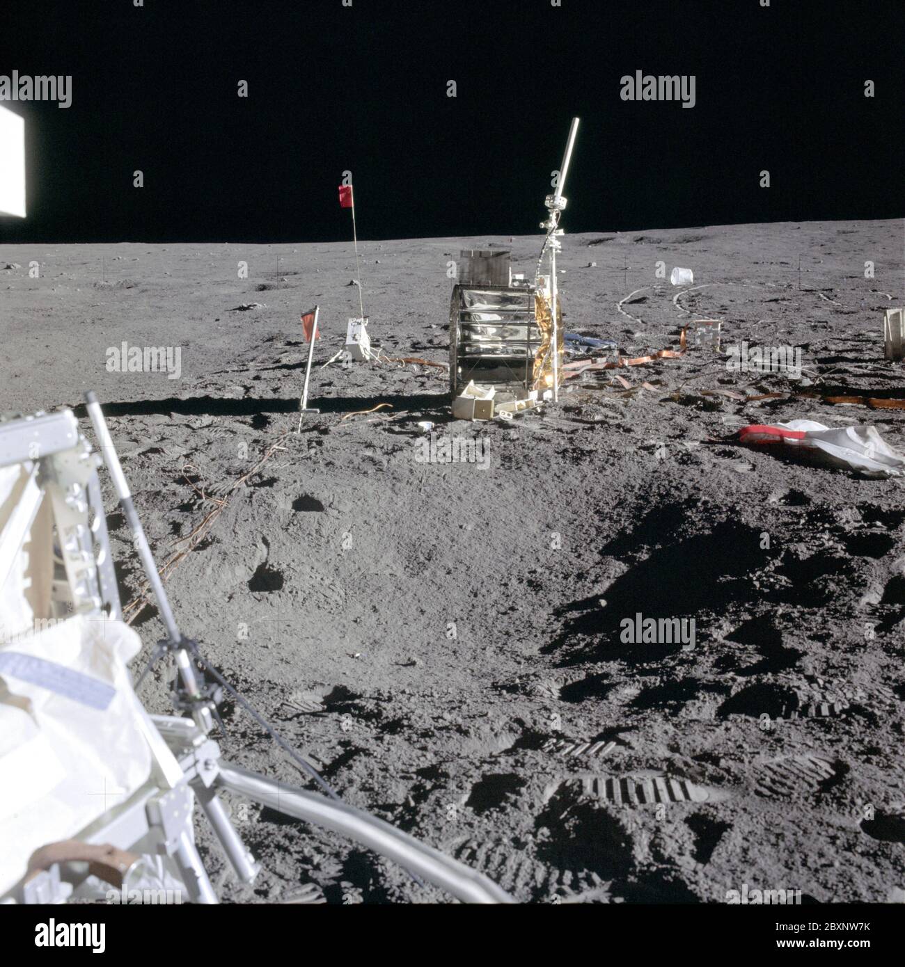 AS14-67-9376 - Apollo 14 - immagine missione Apollo 14 - Vista della stazione ALSEP e pacchetto CPLEE.; ambito e contenuto: Il database originale descrive questo come: Descrizione: Vista del pacchetto pacchetto Apollo Lunar Surface Experiments Package (ALSEP) e del pacchetto CPLEE (Clared Particle Lunar Environment Experiment). Il Penetrometro semplice Apollo (ASP), in posizione di ancoraggio per il cavo del geofono, è mostrato nella massa centrale sinistra. Circa 15 cm. Di albero penetrometro sono visibili sopra la superficie lunare. Le immagini sono state scattate da Astronauts Shepard e Mitchell durante la EVA 1 della missione Apollo 14 Foto Stock