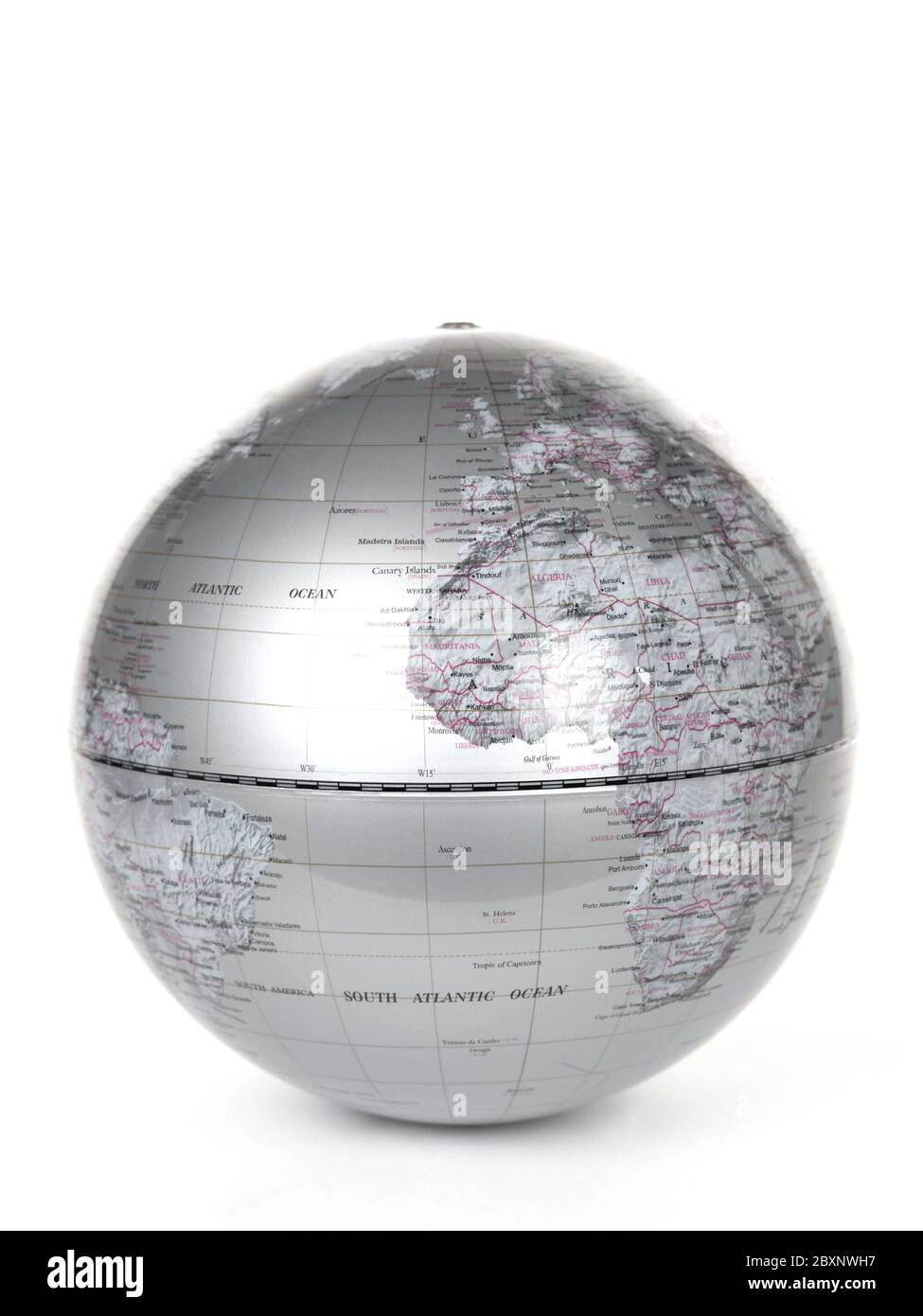 Un globo mondo aqainst isolati uno sfondo bianco Foto Stock