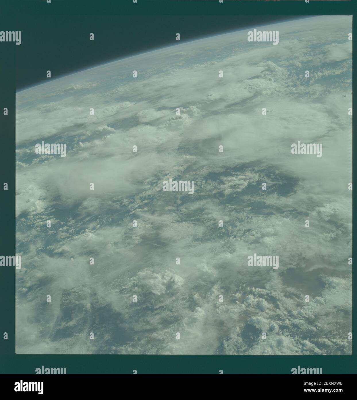 AS09-23-3499 - Apollo 9 - immagine missione Apollo 9 - Osservazioni della Terra - Nuvole, Delta dell'Amazzonia; ambito e contenuto: Il database originale descrive questo come: Descrizione: Osservazione della Terra oscura e obliqua presa dall'equipaggio Apollo 9. La vista è di nuvole e il Delta Amazon. Il caricatore di pellicola era D, il tipo di pellicola era SO-368 Ektachrome con 0.460 - 0.710 micrometri film / risposta di trasmittanza del filtro e filtro di foschia, lente di 80mm. La latitudine era di 0.30 N per Longitudine 47.01 W, la sovrapposizione era di 0%, le miglia di altitudine erano di 145 e la copertura nuvolosa era del 90%. Oggetto: Categoria volo Apollo 9, Osservazioni terrestri (dallo spazio) Foto Stock