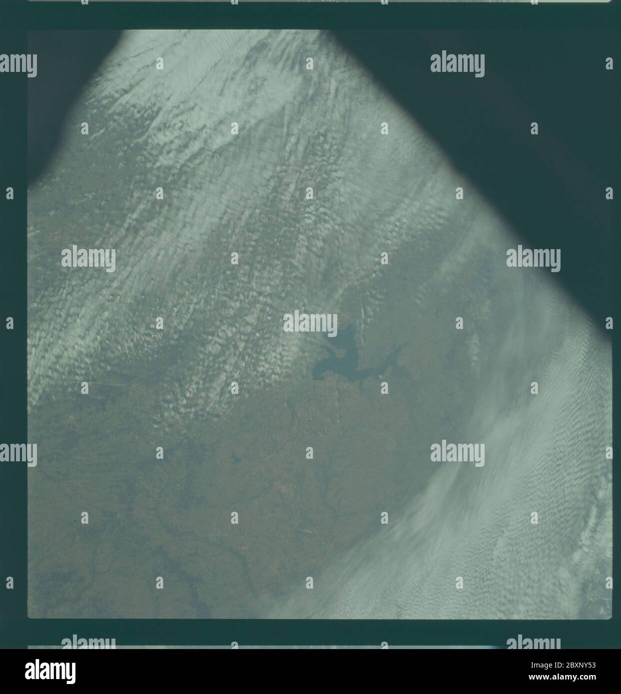AS09-20-3146 - Apollo 9 - immagine della missione Apollo 9 - Texas; ambito e contenuto: Il database originale descrive questo come: Descrizione: Osservazione della Terra verticale presa dall'equipaggio Apollo 9. Vista del Texas, tra cui il lago Texoma e Denison. Il caricatore di pellicola era e, il tipo di pellicola era SO-368 Ektachrome con 0.460 - 0.710 micrometri film / risposta di trasmittanza del filtro e filtro di foschia, lente di 80mm. La latitudine era di 33.45 N per Longitudine 96.33 W, la sovrapposizione era di 0%, le miglia di altitudine erano di 114 e la copertura nuvolosa era del 50%. Oggetto: Volo Apollo 9, osservazioni sulla Terra (dallo spazio) Categorie: Osservazioni sulla Terra origi Foto Stock