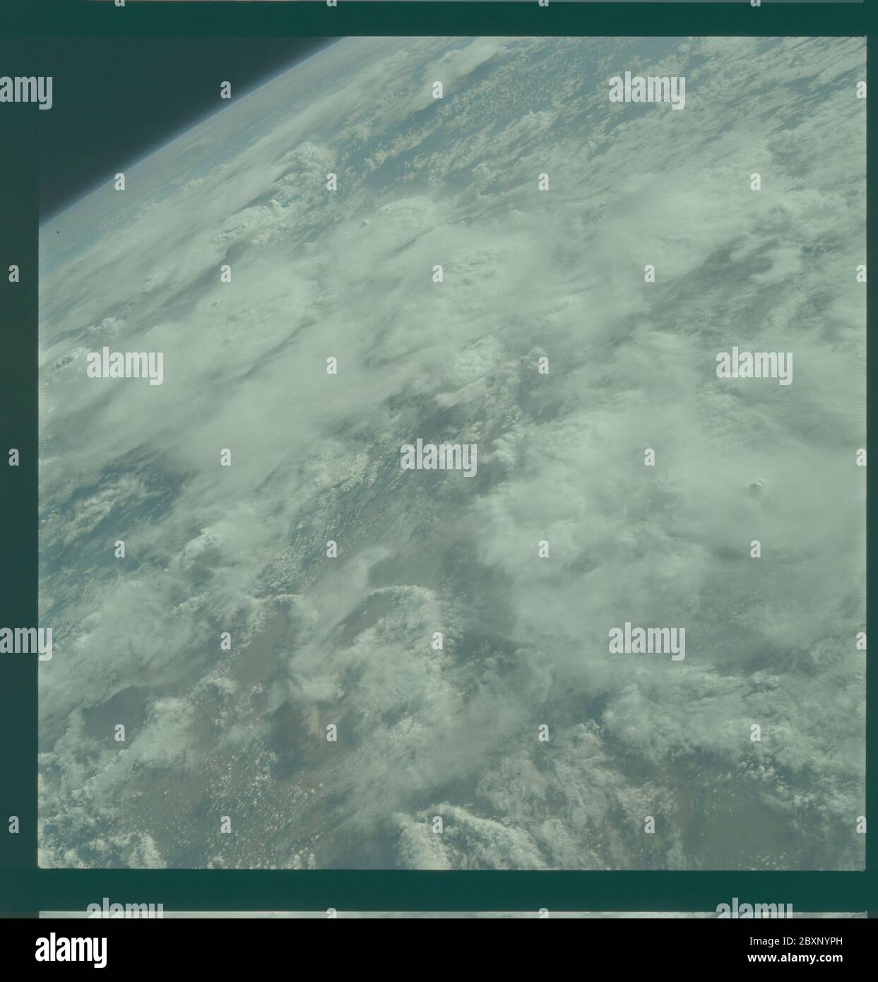 AS09-23-3497 - Apollo 9 - immagine missione Apollo 9 - Osservazioni della Terra - Nuvole, Delta dell'Amazzonia; ambito e contenuto: Il database originale descrive questo come: Descrizione: Osservazione della Terra oscura e obliqua presa dall'equipaggio Apollo 9. La vista è di nuvole e il Delta Amazon. Il caricatore di pellicola era D, il tipo di pellicola era SO-368 Ektachrome con 0.460 - 0.710 micrometri film / risposta di trasmittanza del filtro e filtro di foschia, lente di 80mm. La latitudine era di 2.30 N per Longitudine 50.00 W, la sovrapposizione era di 0%, le miglia di altitudine erano di 139 e la copertura nuvolosa era del 90%. Oggetto: Categoria volo Apollo 9, Osservazioni terrestri (dallo spazio) Foto Stock