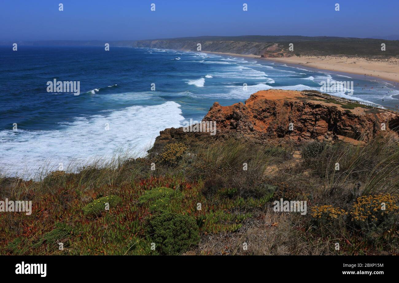 Portogallo, Algarve, Aljezur, Praia da Bordeira. Panorama dell'Oceano Atlantico che si affaccia su una spiaggia di sabbia dorata incontaminata sulla costa occidentale portoghese. Foto Stock