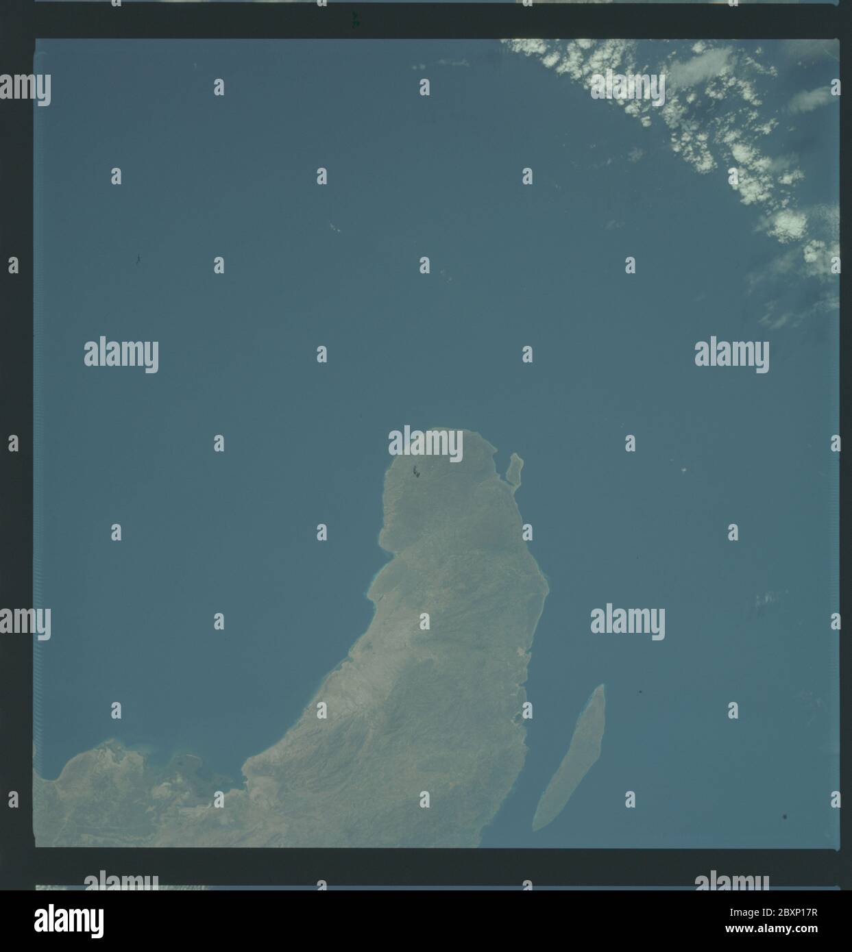 AS09-22-3472 - Apollo 9 - immagine della missione Apollo 9 - Osservazioni della Terra - Haiti, Gonaives, Isola della tortura; ambito e contenuto: Il database originale descrive questo come: Descrizione: Osservazione della Terra verticale presa dall'equipaggio Apollo 9. Vista di Haiti, Gonaives, Isola di tortura. Il caricatore di pellicola era C, il tipo di pellicola era SO-368 Ektachrome con 0.460 - 0.710 micrometri film / risposta di trasmittanza del filtro e filtro di foschia, lente di 80mm. La latitudine era di 19.40 N per Longitudine 73.27 W, la sovrapposizione era di 0%, le miglia di altitudine erano di 101 e la copertura nuvolosa era del 6%. Oggetto: Volo Apollo 9, osservazione della Terra (dallo spazio) CA Foto Stock