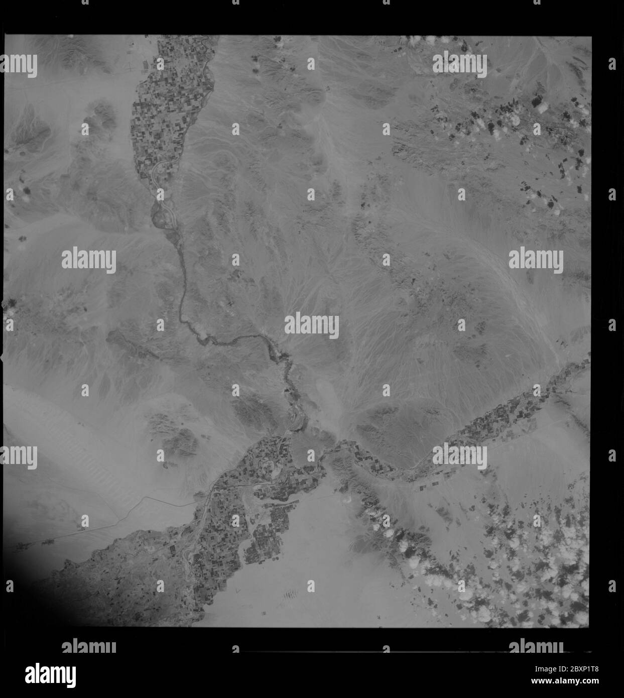 AS09-26D-3701D - Apollo 9 - immagine missione Apollo 9 - S0-65 Fotografia multispettrale - Arizona e Messico; ambito e contenuto: Il database originale descrive questo come: Descrizione: Osservazione della Terra presa dall'equipaggio Apollo 9. View è di Yuma e Cibola in Arizona e San Luis in Messico. La latitudine era di 33.03 N per Longitudine 114.26 W, la sovrapposizione era del 80%, le miglia altimetrico erano di 105 e la copertura nuvolosa era del 5%. Queste immagini sono state riprese nell'ambito dell'esperimento NASA S0-65 ``MFotografia del terreno ultspettrale``. L'esperimento fornisce la fotografia satellitare simultanea della superficie terrestre in tre spettatori distinti Foto Stock AS09-26D-3701D - Apollo 9 - immagine missione Apollo 9 - S0-65 Fotografia multispettrale - Arizona e Messico; ambito e contenuto: Il database originale descrive questo come: Descrizione: Osservazione della Terra presa dall'equipaggio Apollo 9. View è di Yuma e Cibola in Arizona e San Luis in Messico. La latitudine era di 33.03 N per Longitudine 114.26 W, la sovrapposizione era del 80%, le miglia altimetrico erano di 105 e la copertura nuvolosa era del 5%. Queste immagini sono state riprese nell'ambito dell'esperimento NASA S0-65 ``MFotografia del terreno ultspettrale``. L'esperimento fornisce la fotografia satellitare simultanea della superficie terrestre in tre spettatori distinti Foto Stock