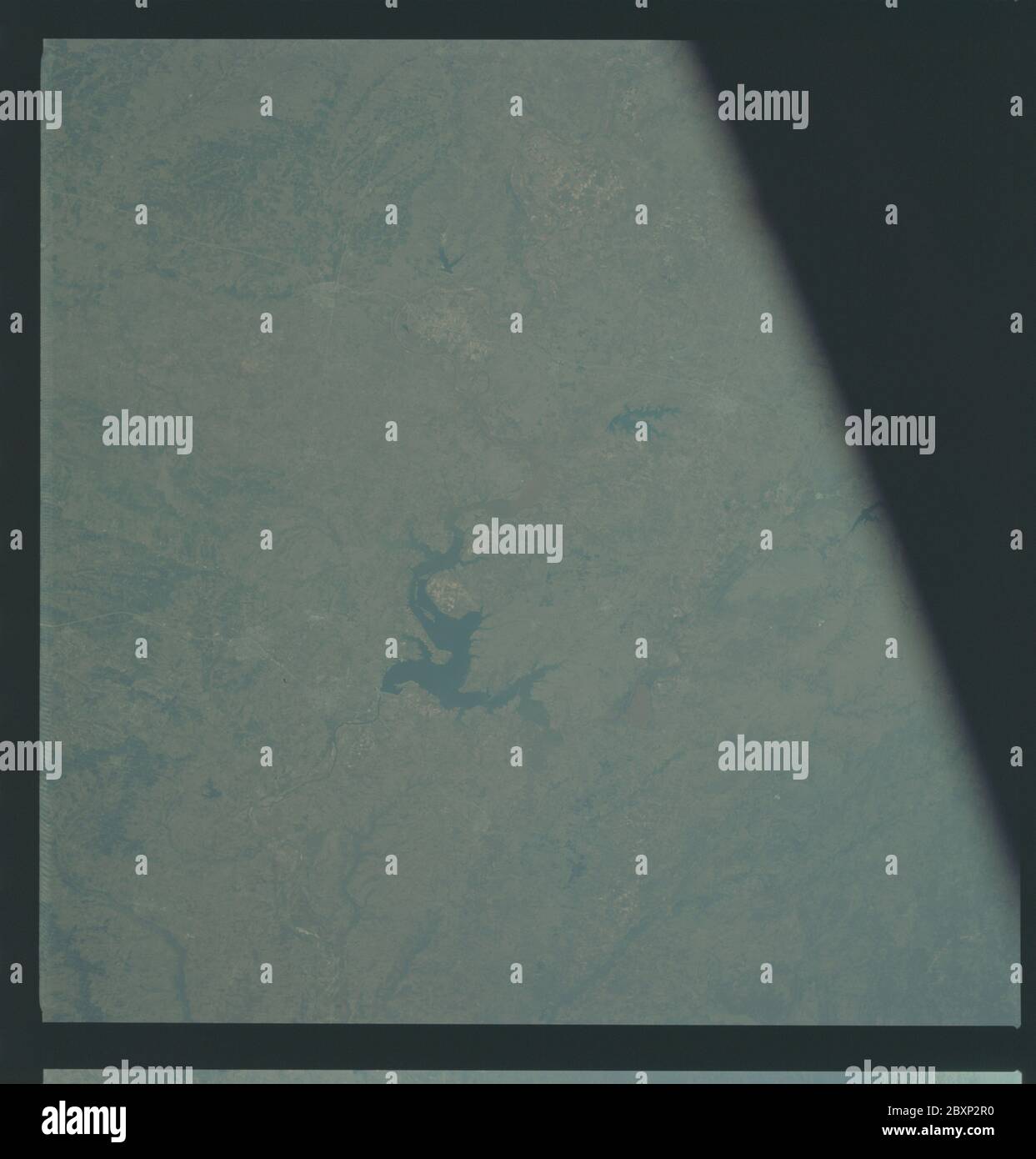 AS09-22-3453 - Apollo 9 - immagine della missione Apollo 9 - Osservazioni della Terra - Texas e Oklahoma; ambito e contenuto: Il database originale descrive questo come: Descrizione: Osservazione della Terra verticale presa dall'equipaggio Apollo 9. View è di Texas, Oklahoma, lago Texoma, Sherman, Gainesville. Il caricatore di pellicola era C, il tipo di pellicola era SO-368 Ektachrome con 0.460 - 0.710 micrometri film / risposta di trasmittanza del filtro e filtro di foschia, lente di 80mm. La latitudine era di 33.58 N per Longitudine 96.52 W, la sovrapposizione era di 0%, le miglia di altitudine erano di 105 e la copertura nuvolosa era di 0%. Oggetto: Volo Apollo 9, osservazione della Terra (da S Foto Stock