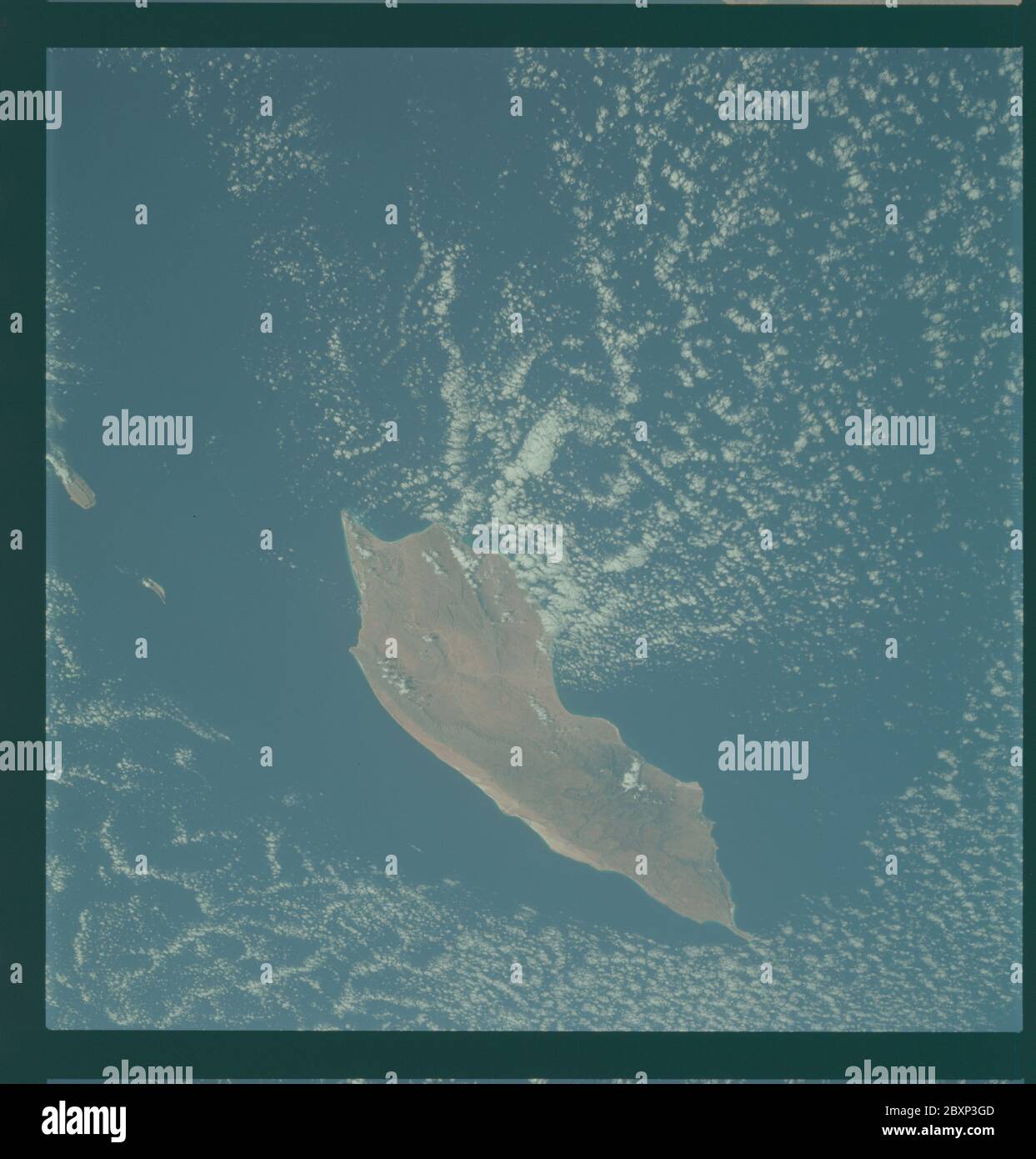 AS09-23-3611 - Apollo 9 - immagine della missione Apollo 9 - osservazione della Terra - Isola di Socotra, Oceano Indiano; ambito e contenuto: Il database originale descrive questo come: Descrizione: Osservazione della Terra obliqua presa dall'equipaggio Apollo 9. La vista è sull'isola di Socotra e l'Oceano Indiano. Il caricatore di pellicola era D, il tipo di pellicola era SO-368 Ektachrome con 0.460 - 0.710 micrometri film / risposta di trasmittanza del filtro e filtro di foschia, lente di 80mm. La latitudine era di 12.43 N per Longitudine 53.48 e, la sovrapposizione era del 100%, le miglia di altitudine erano di 103 e la copertura nuvolosa era del 45%. Oggetto: Volo Apollo 9, osservazione della Terra (p. Foto Stock