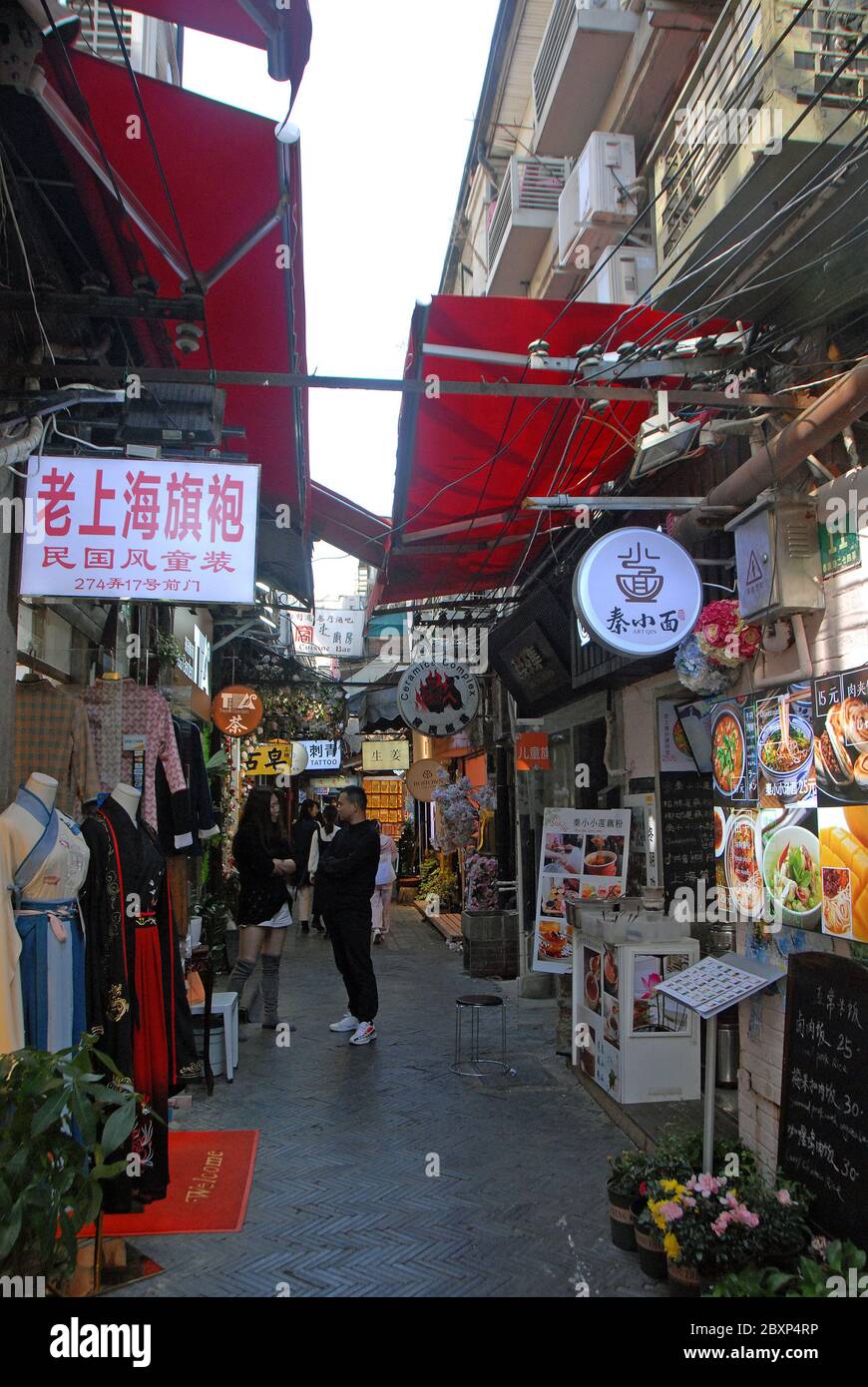 Tianzifang a Shanghai, Cina. Il quartiere di Tianzifang è un'area di vicoli di Shanghai conosciuta per i negozi d'arte e artigianato, le caffetterie e gli studi d'arte. Foto Stock