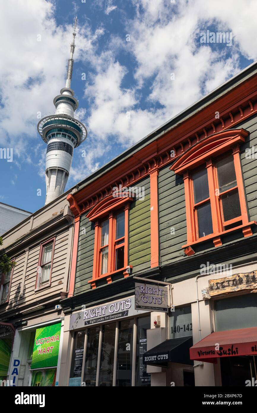 La Sky Tower contrastava con gli edifici antichi di Victoria Street, Auckland, Nuova Zelanda Foto Stock