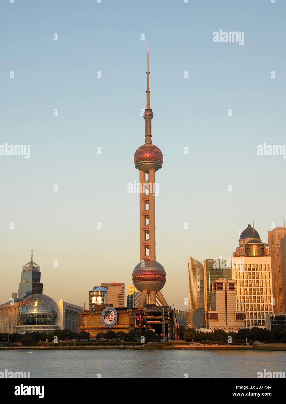 Il quartiere degli affari di Lujiazui a Pudong, Shanghai, Cina. Vista della Torre Orientale Perla che guarda dal Bund attraverso il Fiume Huangpu. Foto Stock