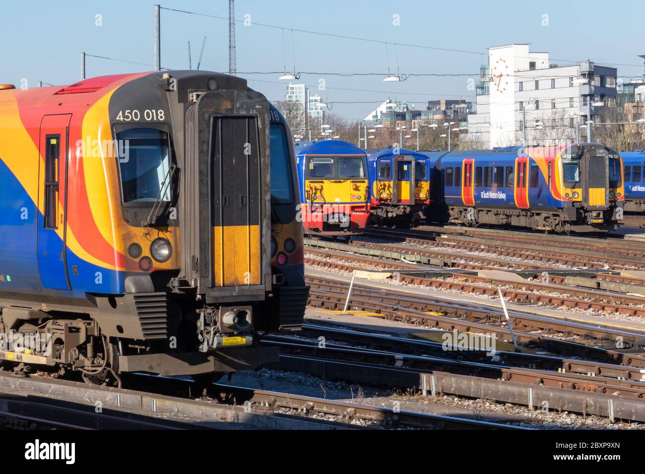 Clapham Junction, Londra, Regno Unito; 25 marzo 2020; numerosi treni operati dalla South Western Railway a Sidings Foto Stock