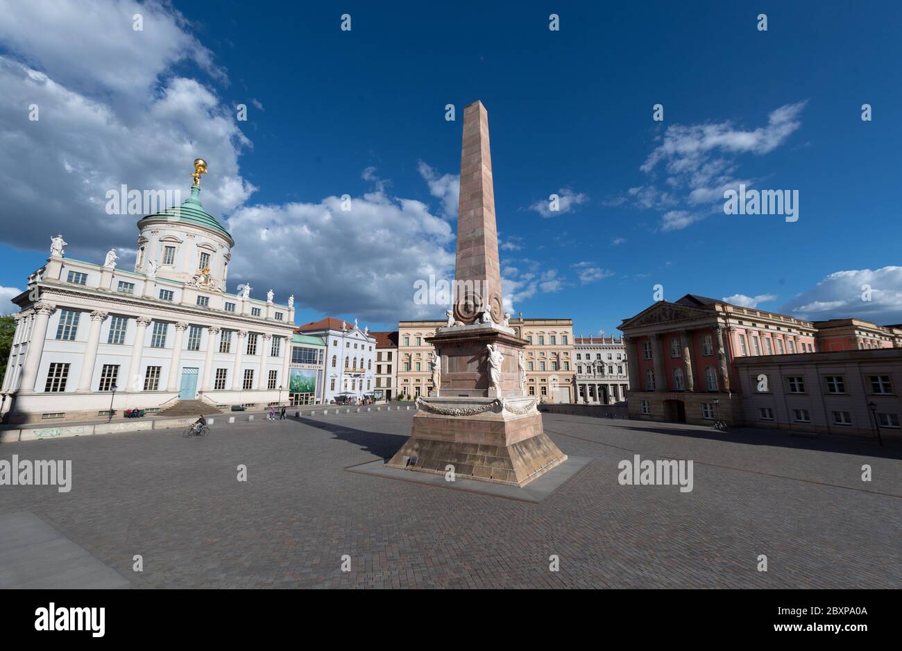 Potsdam, Germania. 28 Maggio 2020. L'obelisco sulla Piazza del mercato Vecchio di fronte al Museo Potsdam (l-r), al Museo Barberini e all'edificio Landtag. L'obelisco mostra i ritratti di Karl Friedrich Schinkel, Ludwig Persius, Karl von Gontard e Georg Wenzeslaus von Knobelsdorff. Quest'ultimo progettò l'edificio dopo che Federico II volle rendere la città più rappresentativa nel XVIII secolo. Credit: Soeren Stache/dpa-Zentralbild/ZB/dpa/Alamy Live News Foto Stock