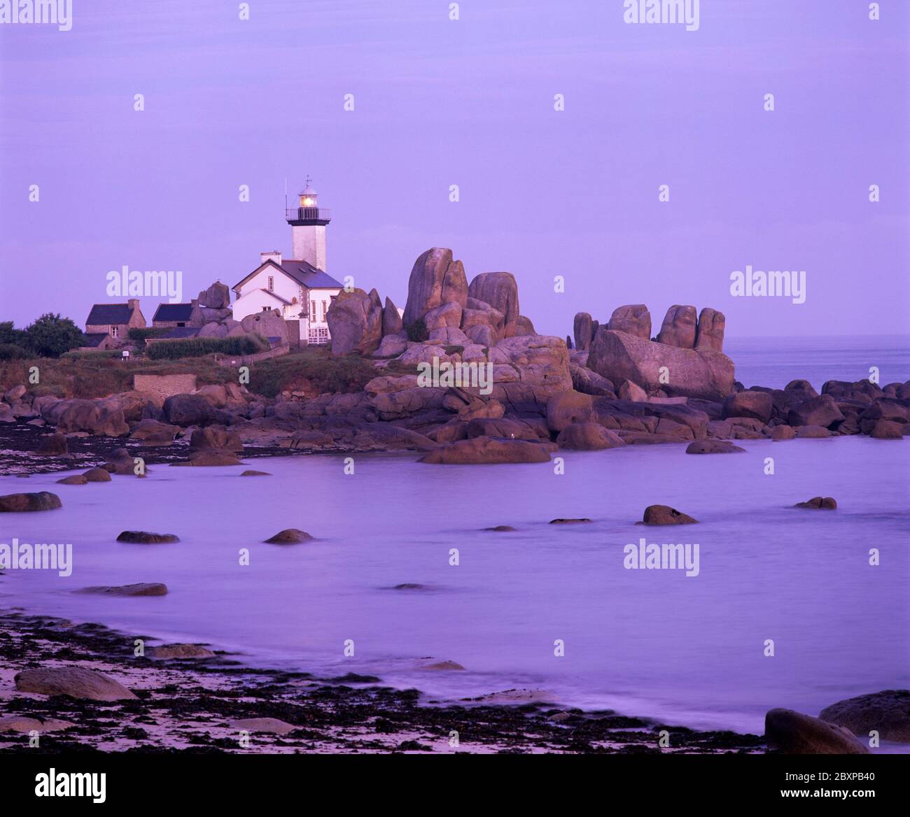 Faro di Pointe de Pontusval all'alba. Foto Stock