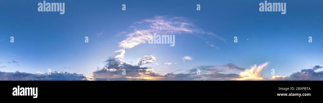 cielo blu sera con belle nuvole soffici senza terra. Panoramica hdri senza interruzioni con angolo di visualizzazione di 360 gradi senza terra per l'uso in grafica 3d o g Foto Stock