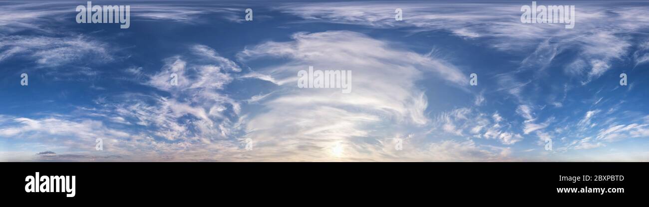 cielo blu con belle nuvole soffici senza terra. Panoramica hdri senza interruzioni con angolo di 360 gradi senza terra per l'uso in grafica 3d o in dispositivi di gioco Foto Stock