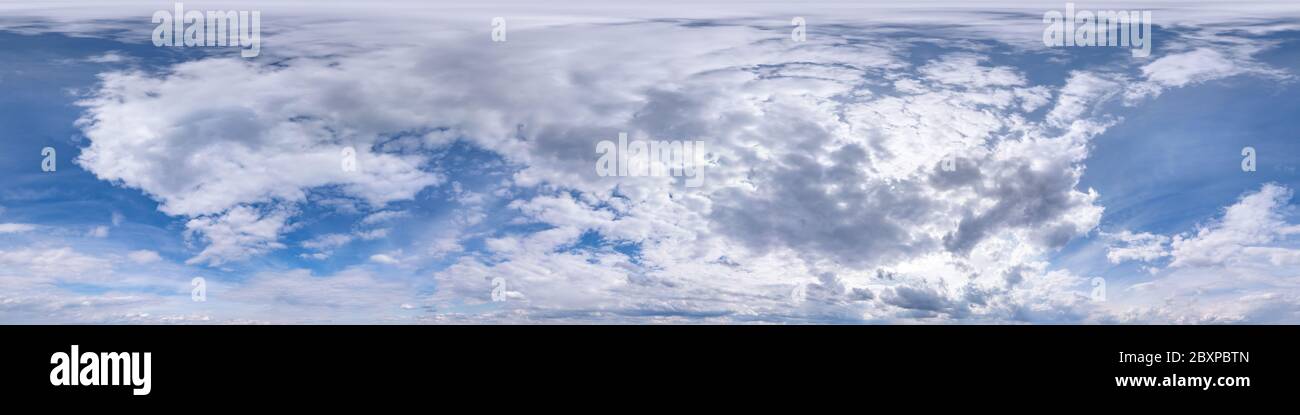 cielo blu con belle nuvole soffici senza terra. Panoramica hdri senza interruzioni con angolo di 360 gradi senza terra per l'uso in grafica 3d o in dispositivi di gioco Foto Stock