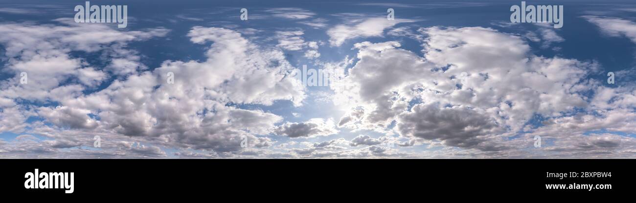 cielo blu con belle nuvole soffici senza terra. Panoramica hdri senza interruzioni con angolo di 360 gradi senza terra per l'uso in grafica 3d o in dispositivi di gioco Foto Stock