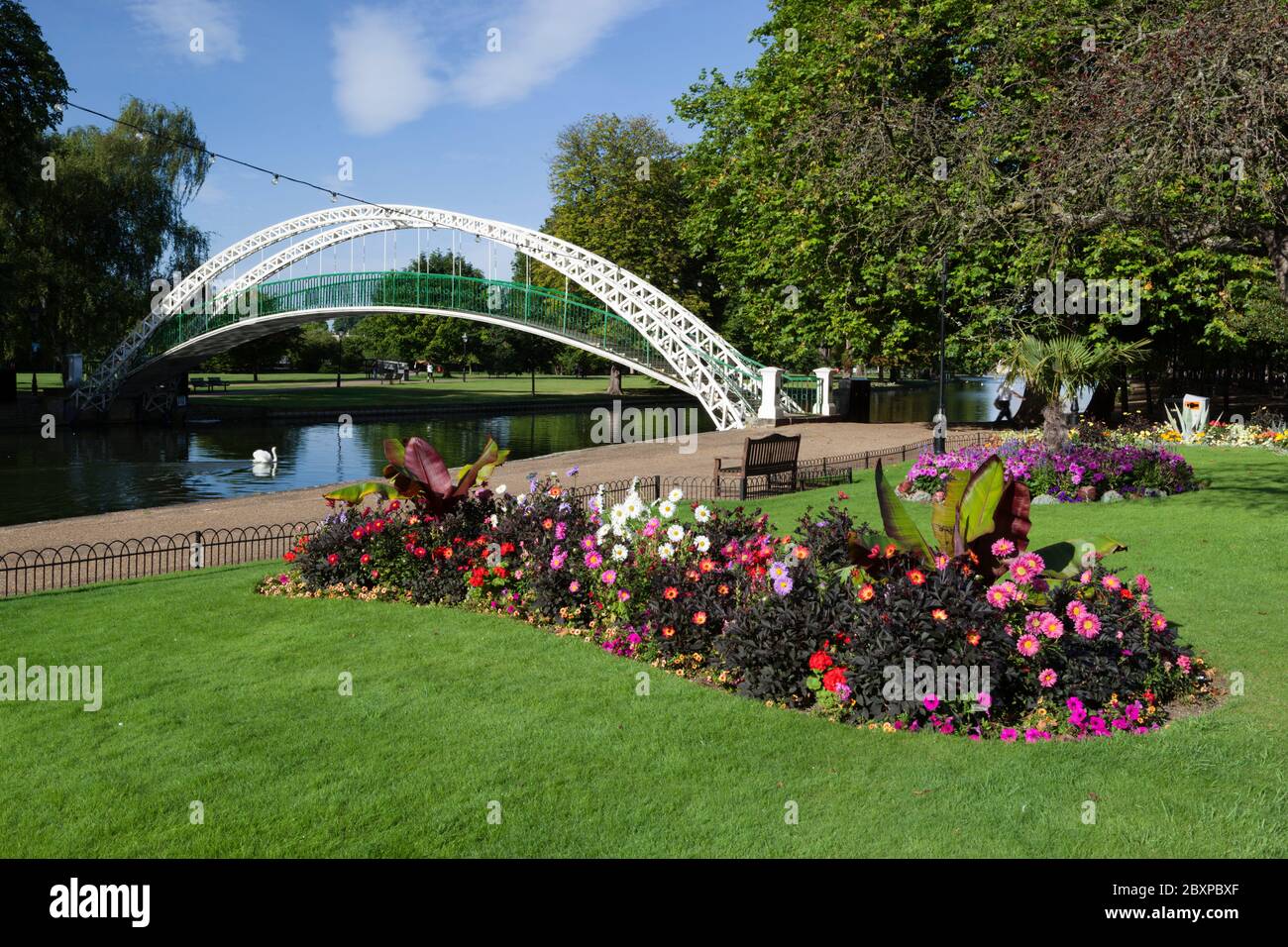 The Embankment Gardens and Suspension Bridge Over River Great Ouse, Bedford, Bedfordshire, Inghilterra, Regno Unito, Europa Foto Stock
